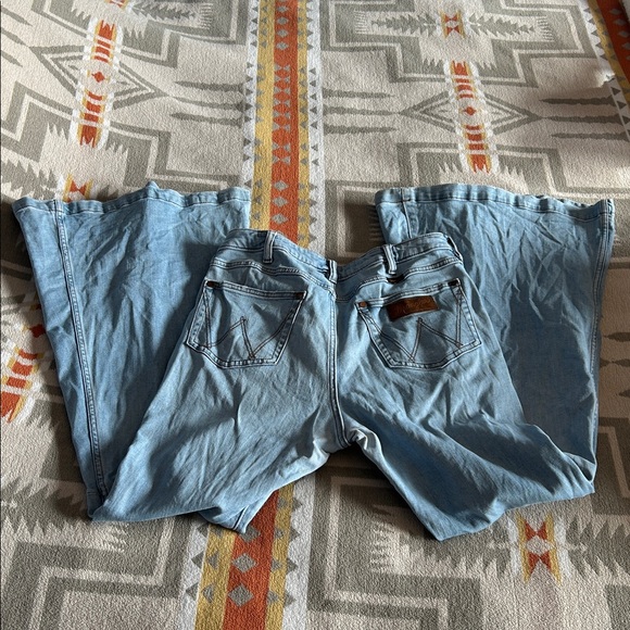 Wrangler trumpet flare 31x34 - Picture 3 of 12